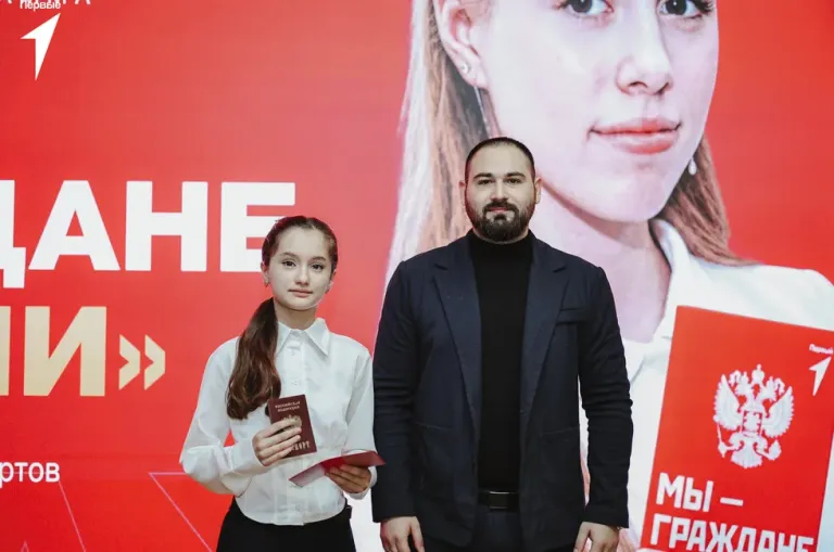 Юным активистам ДНР вручили первые паспорта